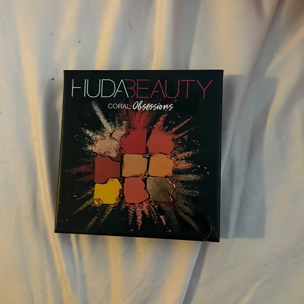 Huda beauty, coral obsession